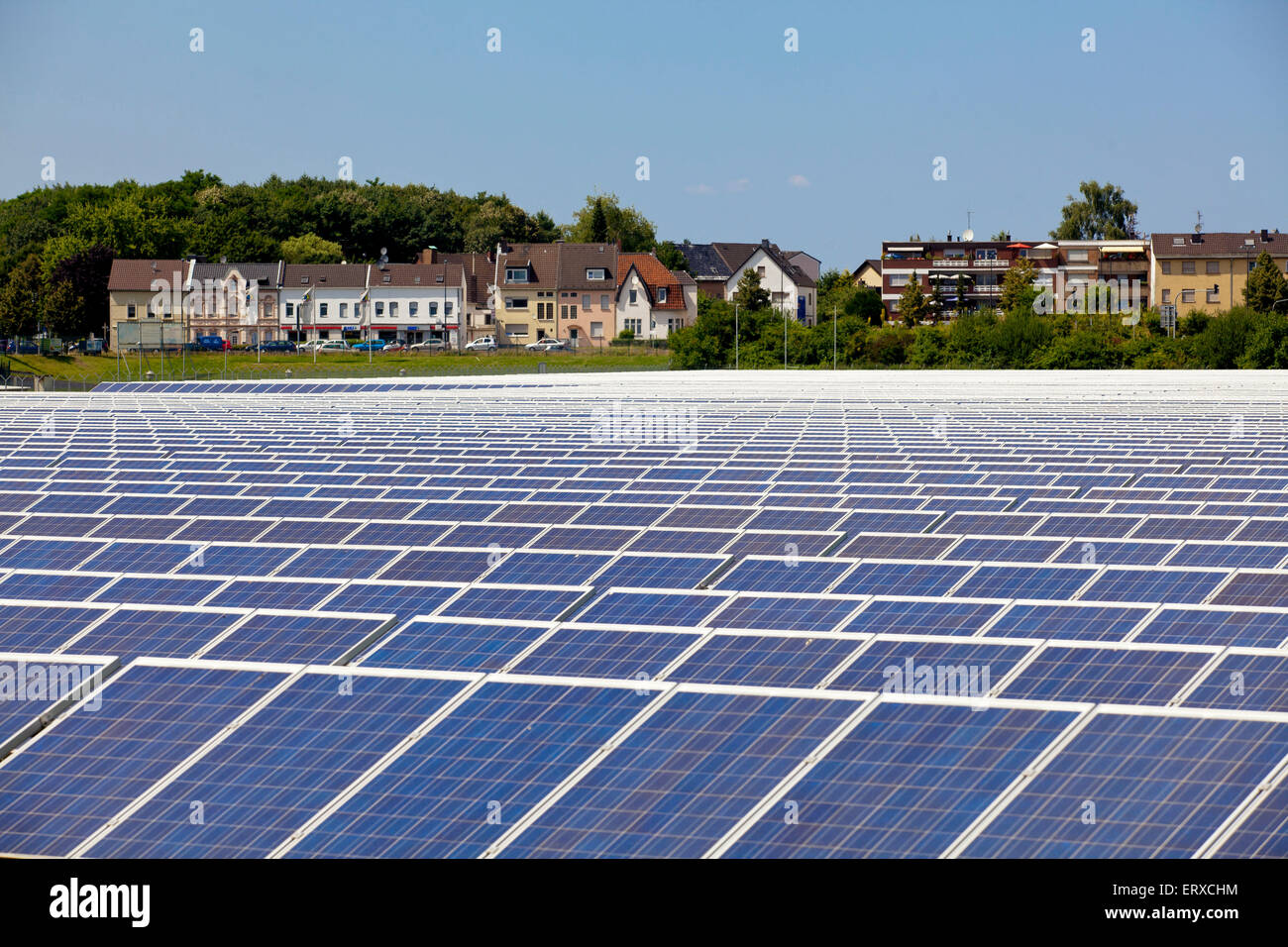 L'Europe, l'Allemagne, en Rhénanie du Nord-Westphalie, Troisdorf, parc solaire, Oberlar avec une superficie de 80.000 mètres carrés, l'usine est l'une o Banque D'Images