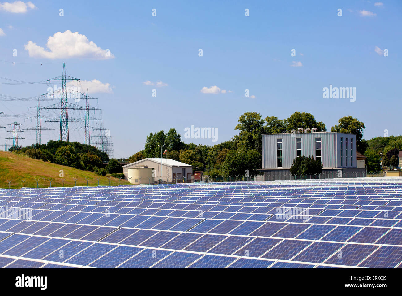 L'Europe, l'Allemagne, en Rhénanie du Nord-Westphalie, Troisdorf, parc solaire, Oberlar avec une superficie de 80.000 mètres carrés, l'usine est l'une o Banque D'Images