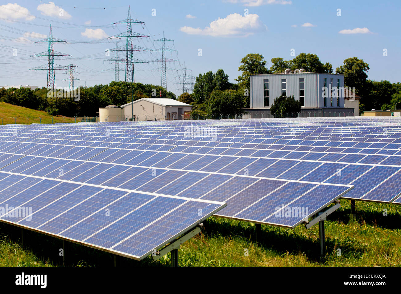 L'Europe, l'Allemagne, en Rhénanie du Nord-Westphalie, Troisdorf, parc solaire, Oberlar avec une superficie de 80.000 mètres carrés, l'usine est l'une o Banque D'Images