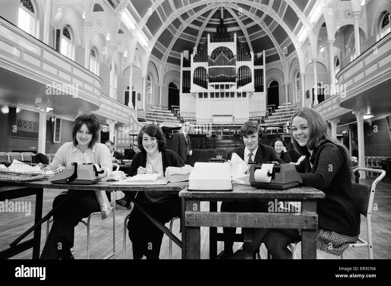 Le personnel du Conseil affectés par les coupures de courant, mettre en place leur bureau en mairie, West Bromwich, mercredi 16 février 1972. Banque D'Images