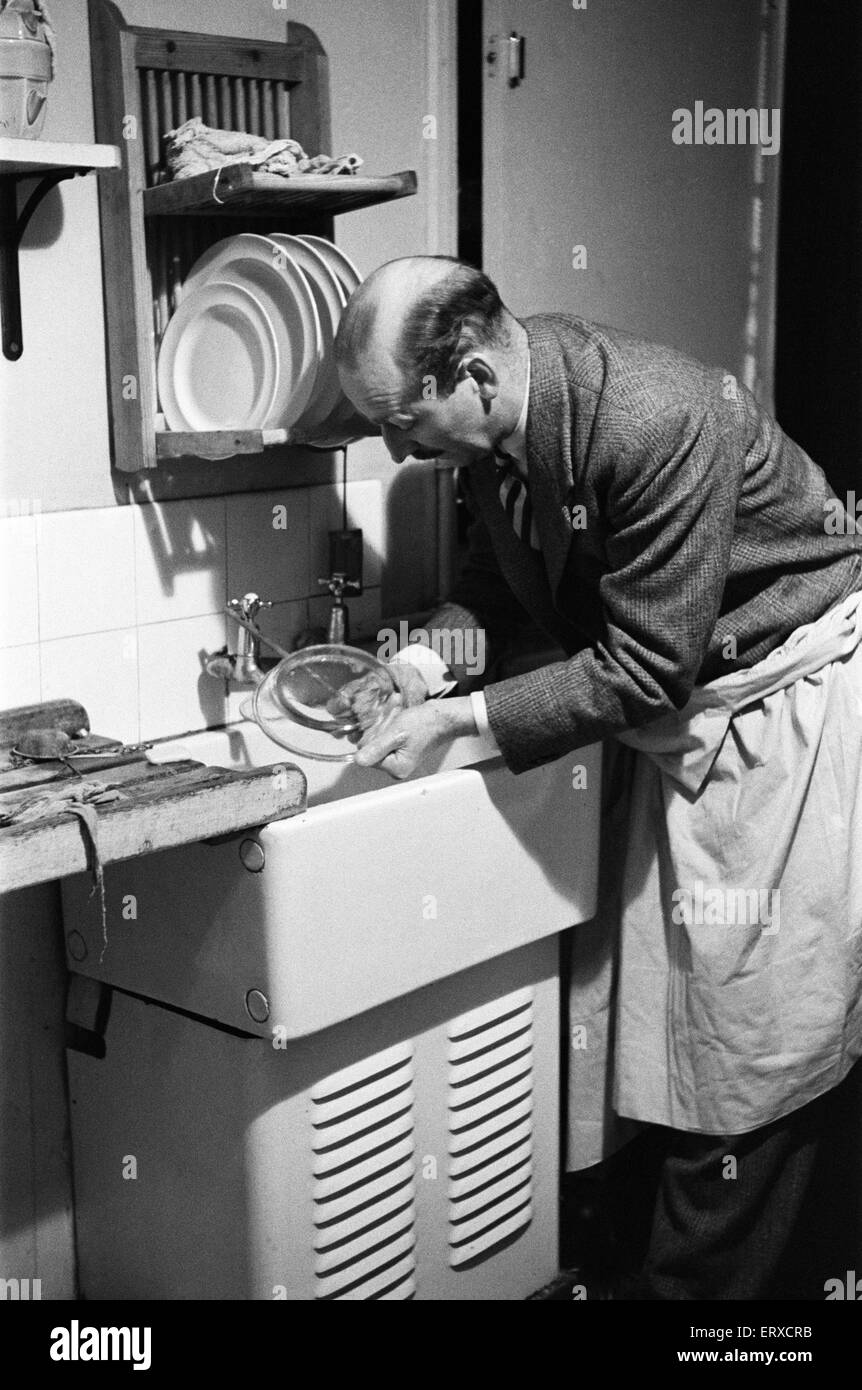 Château de Ted, le mari de Barbara Castle, faisant la vaisselle à l'évier de la cuisine. Circa 1947 Banque D'Images