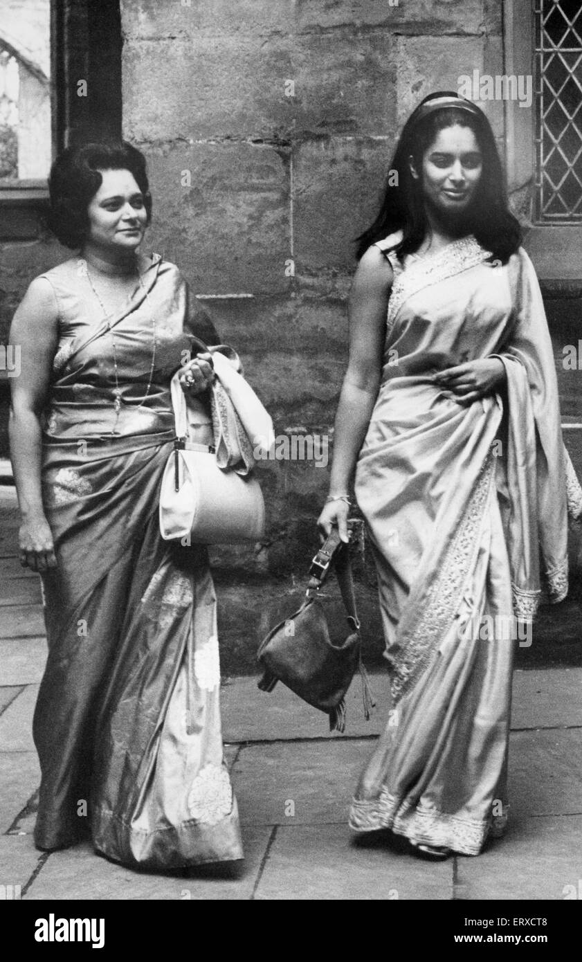 Mme Chand, Lal-Sarin la première femme d'origine asiatique, magistrat assermenté en tant que magistrat, avec sa fille Renu Lal. St Mary's Hall, le 24 novembre 1970. Banque D'Images