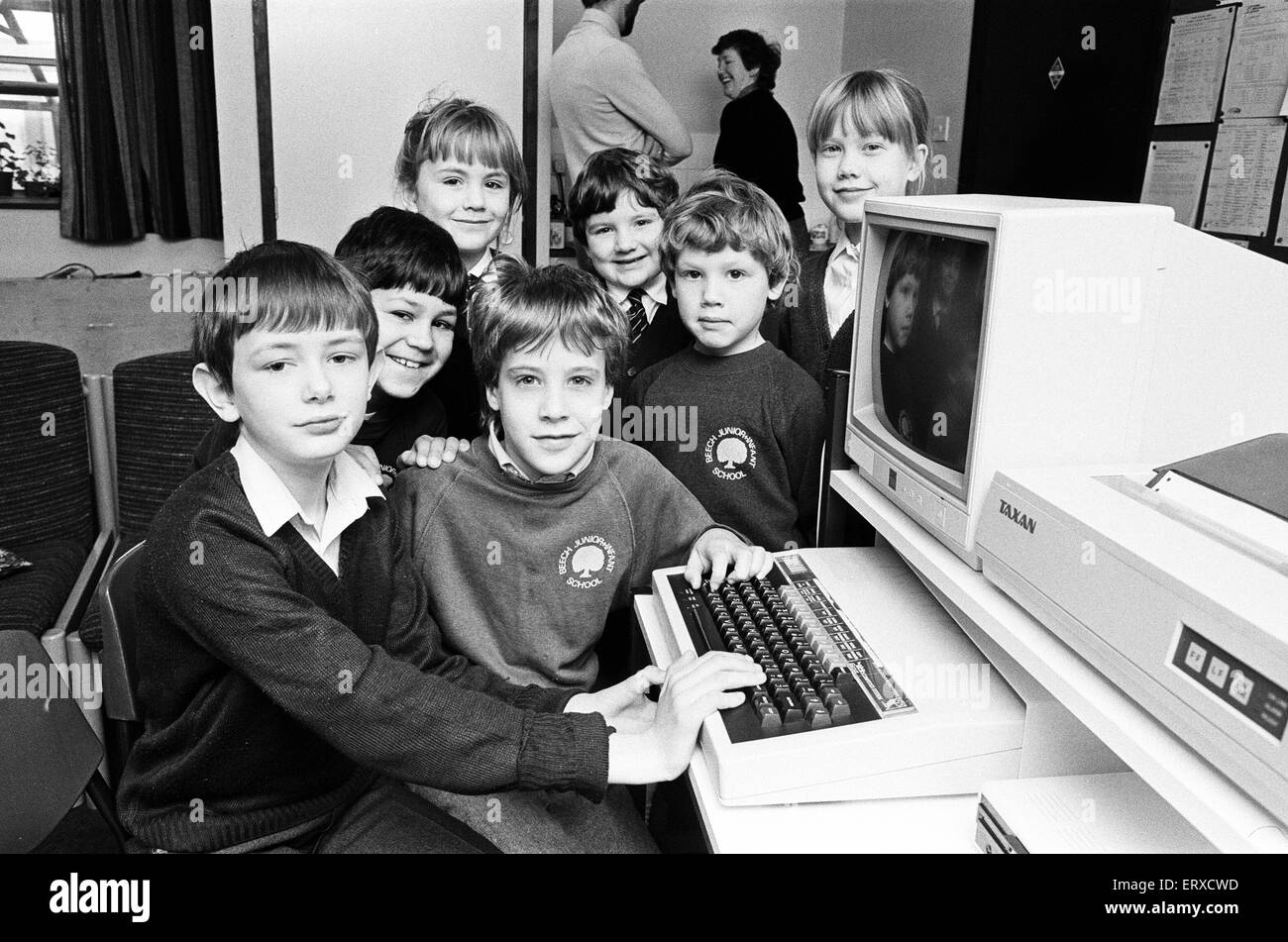 Les élèves à l'Hêtre Junior, La mortalité infantile et maternelle à Golcar obtenir un sentir pour leur nouvel ordinateur. 20 janvier 1986. Banque D'Images