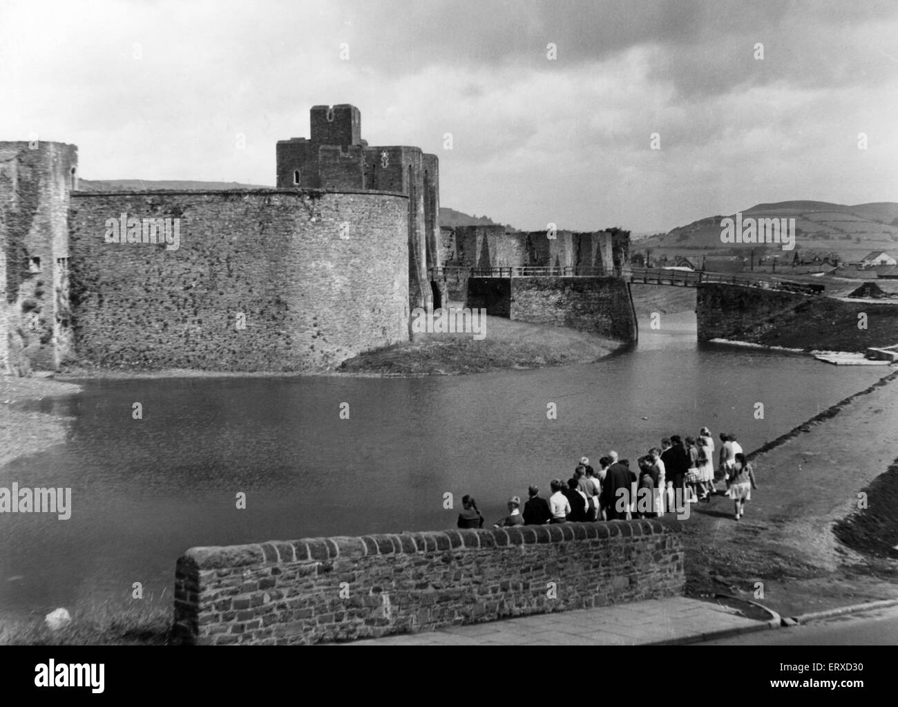 Château de Caerphilly, une fortification médiévale à Caerphilly, dans le sud du Pays de Galles. 21 juin 1962. L'eau dans les douves autour de château de Caerphilly a restauré une apparence il avait cours il y a 300 ans. Il marque l'achèvement de la dernière étape dans le château de la défense de l'eau programme de récupération. Le château a reçu sa 17e siècle quand Richard Thomson, secrétaire parlementaire du ministère des Travaux publics a transformé une vanne d'eau. Banque D'Images