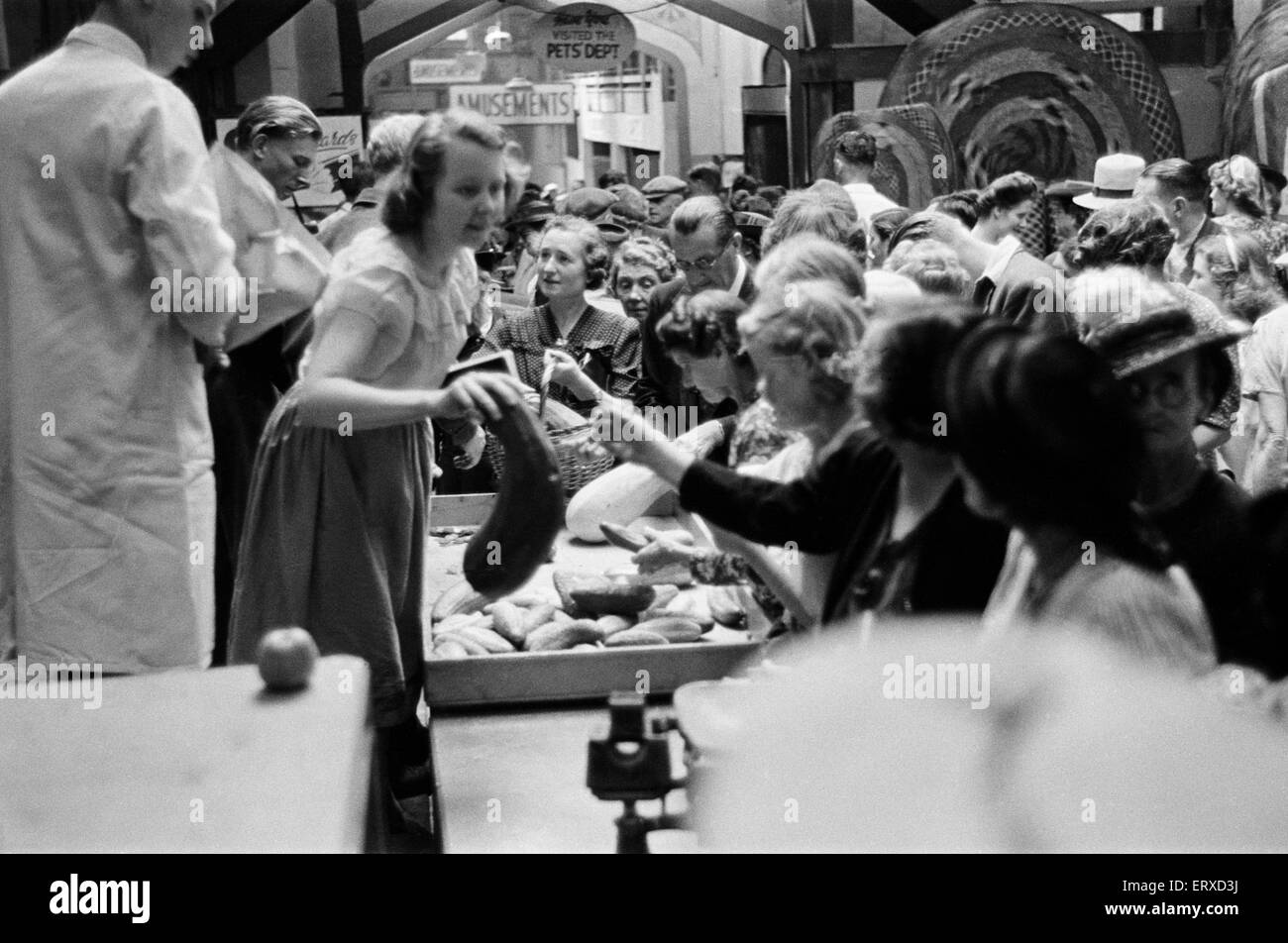 Clients à un prix juste aux producteurs "Marché aux Légumes". East Grinstead, Sussex de l'Ouest, août 1947.Les clients à un "juste prix aux producteurs de légumes du marché'. East Grinstead, Sussex de l'Ouest, août 1947. Banque D'Images