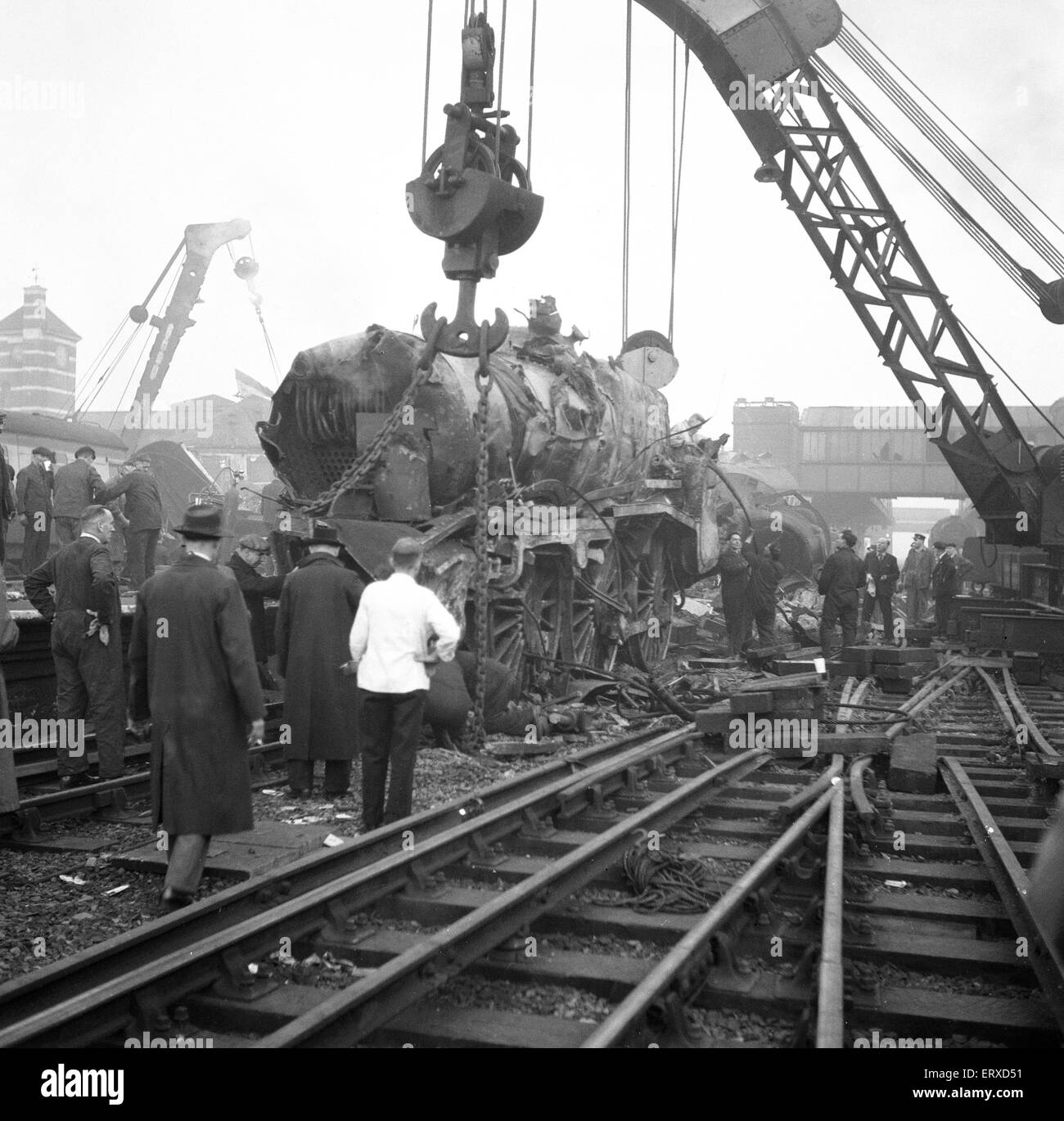 La herse et Wealdstone accident ferroviaire était une collision ferroviaire de trois à Harrow Wealdstone et gare de Londres à 8 h 19 du matin le 8 octobre 1952. Un train express en provenance de Perth Ecosse colided en vitesse à l'arrière de la chaîne jusqu'à Euston train de voyageurs service local qui s'était arrêté à la station ; dans quelques secondes de cette collision l'Euston à Liverpool express des déplacements à grande vitesse dans la direction opposée s'écrasa dans la locomotive du train de Perth. Il a été le pire accident ferroviaire de paix au Royaume-Uni il y a eu 112 morts. Notre photo montre : les restes de l'une de la machine à vapeur Banque D'Images