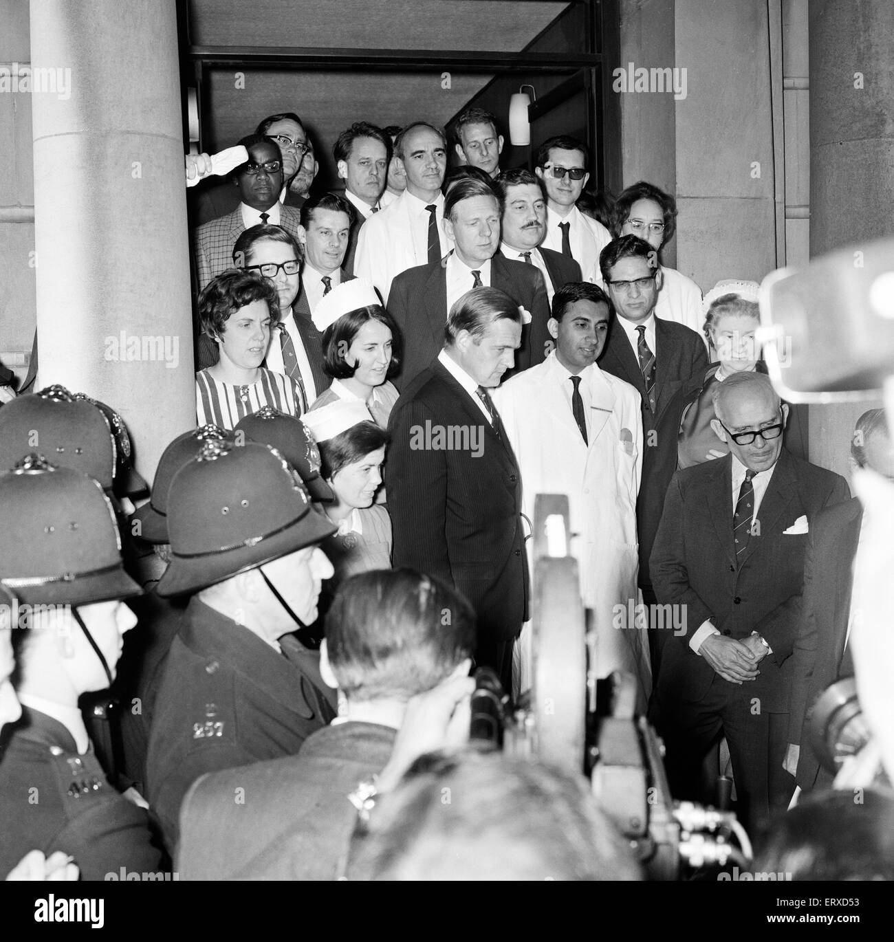 La première greffe du coeur a été appliquée avec succès par une équipe de 18 médecins et infirmières de l'Hôpital National Du Cœur de Marylebone de Londres. Vendredi 3 mai 1968. L'opération qui a été menée par chirurgien Sud Africain Donald Ross a été entreprise Banque D'Images