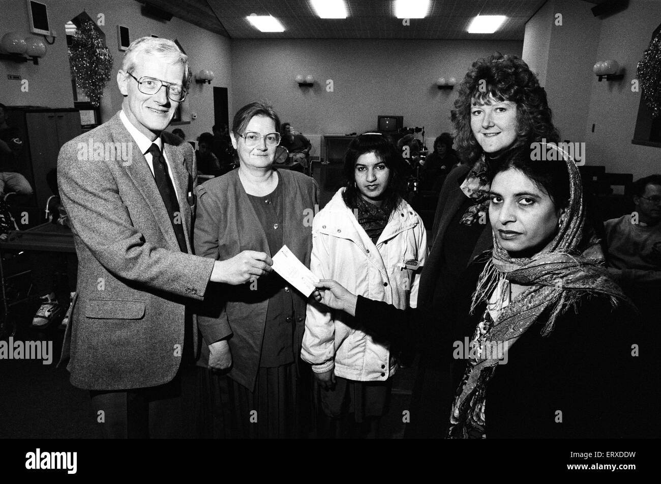 Marsh Centre d'éducation des adultes et de formation pour la vie , Lockwood présente un chèque de 250 € à l'école, Mirfield Holly Bank. 13 décembre 1991. Banque D'Images