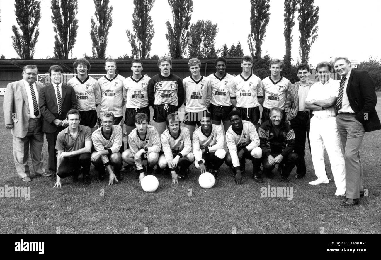 Alvechurch Football Club et sponsors Le groupe Rockin de baies. A l'avant : gauche - droite, Brian Hampson (assistant manager) Darren Ashford, Andy Chappell, Mark Satchwell, Colin Richardson, Royston, Angoyd et Ron Ashford (formateur). De gauche arrière Don Pedley (président) Ivor Chambers (manager), Andy Comyn, Mark Owen, Alvin Pinnock, Nigel Watson (keeper), Simon Volrath, Mark Crisp, Michael Hart et Steve Stott : The Rockin baies sont à la fin de la ligne : Keith Smart, Chuck Botfield et Geoff Turton. 20 août 1988. Banque D'Images