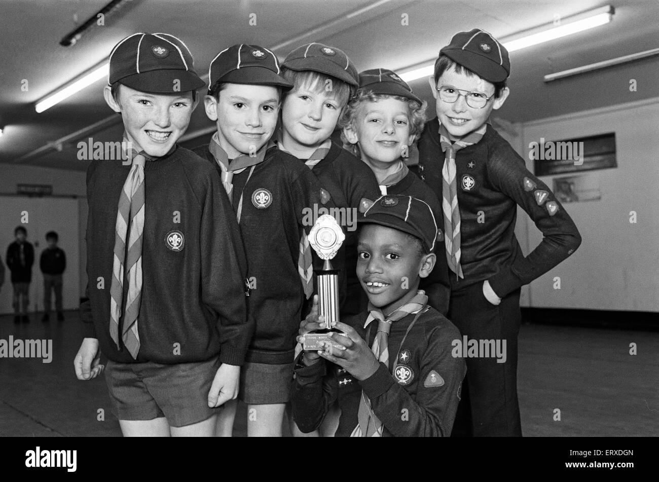 Huddersfield 18 oursons avec le trophée qu'ils ont gagné après avoir remporté le Huddersfield North District Cub Six un football à la concurrence, 25 janvier 1989. Banque D'Images