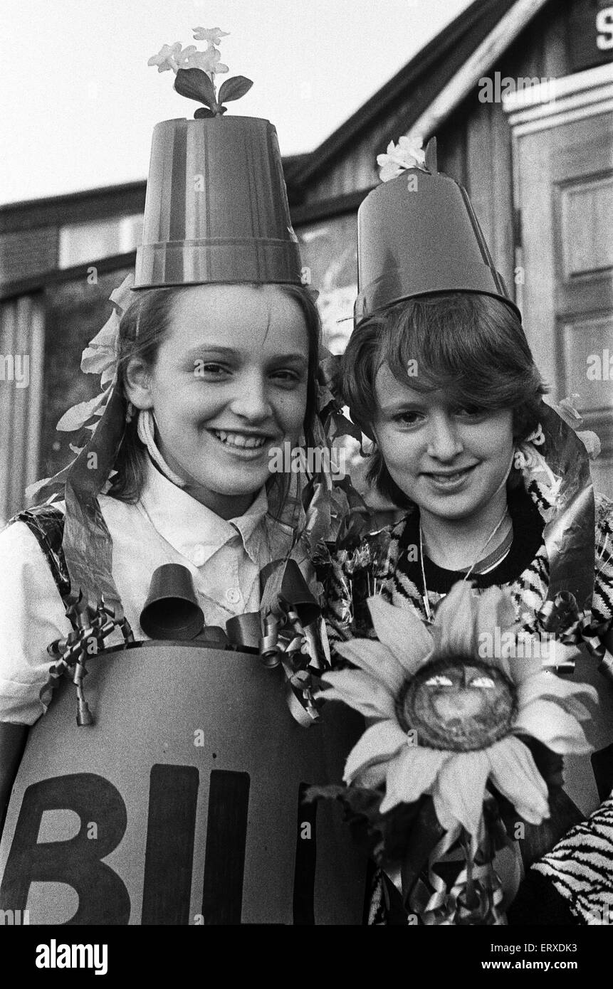 Paula Hardcastle et Tina Russell étaient Bill et Ben, dans l'Armée du Salut de Mirfield fancy dress party. 25 janvier 1986. Banque D'Images