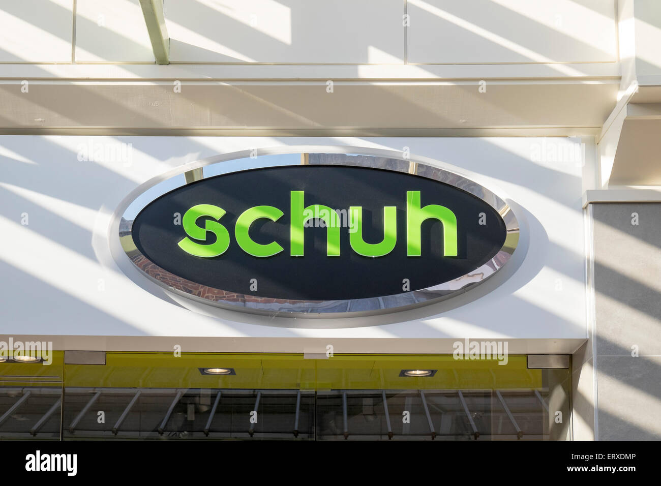 Magasin de chaussures Schuh Nom et logo ci-dessus entrée direction UK Salisbury Banque D'Images