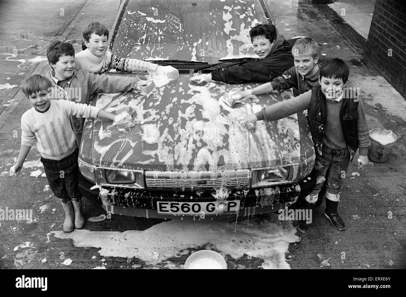 Les garçons de St John's Church of England et les nourrissons Junior School, à la base de l'examinateur Aspley, lave-le du papier cars pour le Blue Peter Kampuchea appel, 7 janvier 1989. Banque D'Images