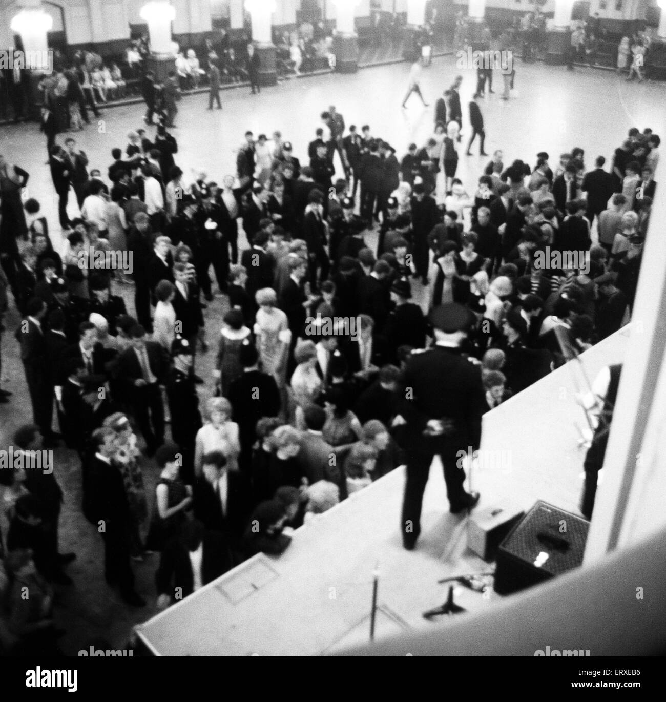 Coulisses de la Winter Gardens à Blackpool après des émeutes ont éclaté pendant le concert des Rolling Stones. 24 juillet 1964. Banque D'Images