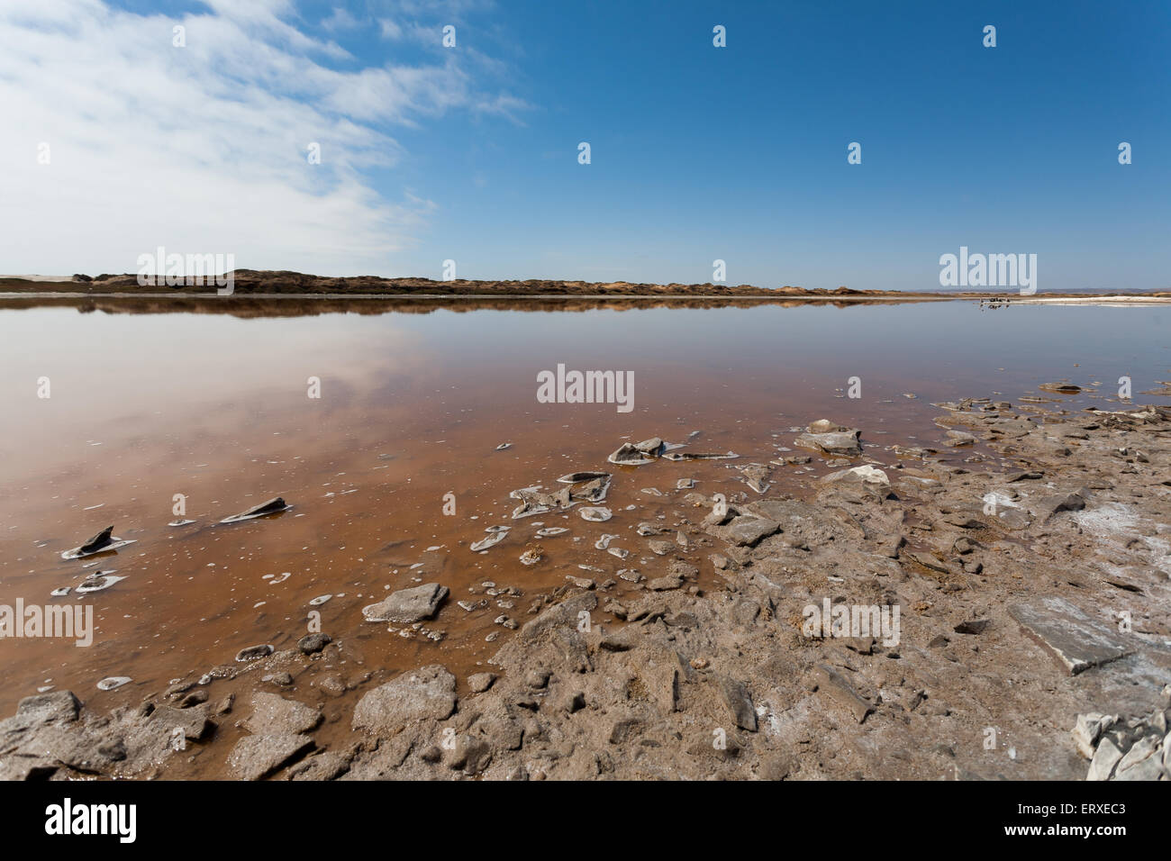 Réflexion sur l'eau, la bouche de la rivière Ugab, Skeleton Coast Park, Namibie Banque D'Images