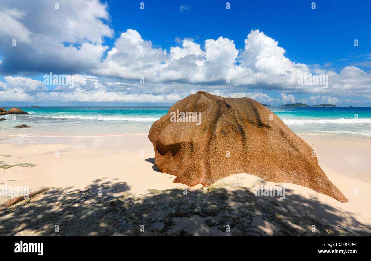 Roche de granit sur la plage de sable des Seychelles, La Digue Banque D'Images