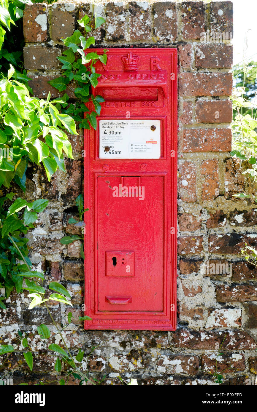 Old Victorian post box set en rouge brique rouge pilier UK Banque D'Images