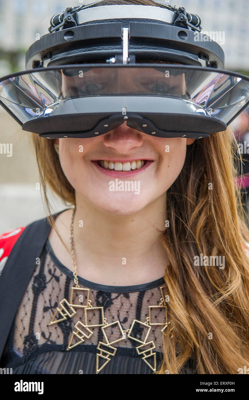 Londres, Royaume-Uni. 9 juin, 2015. La tête en bas Lunettes 1994/2009 -  Carsten Höller : décision est la plus grande étude de l'artiste au  Royaume-Uni à ce jour. Il plonge les visiteurs