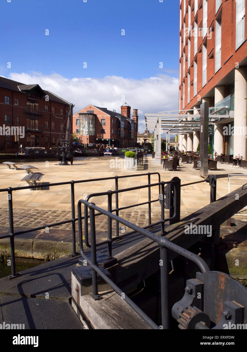 Ancienne Serrure Gate et de réaménagement du front de mer au grenier Wharf Leeds West Yorkshire Angleterre Banque D'Images