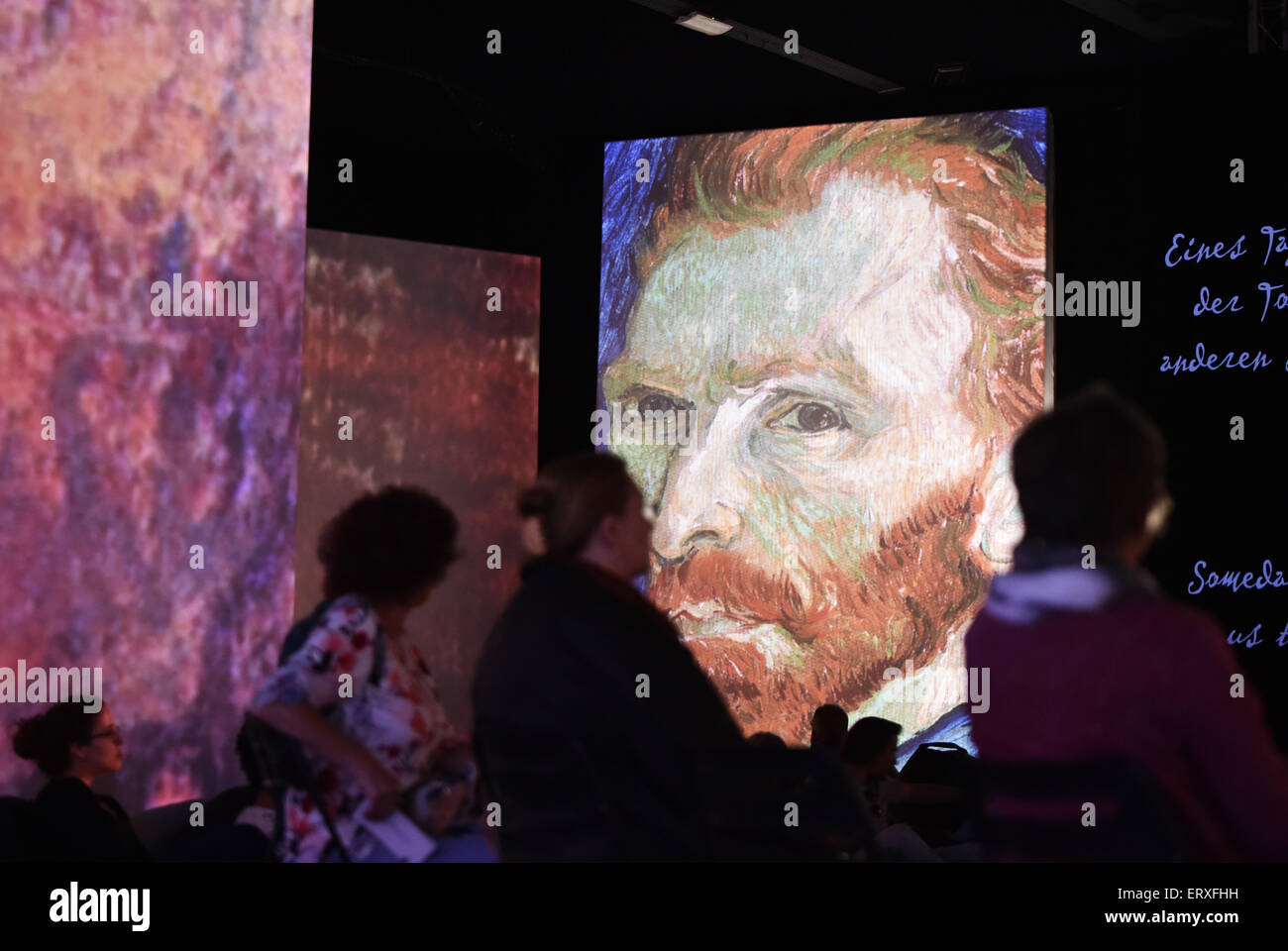 Un regard sur l'exposition 'Van Gogh' vivant à Berlin, Allemagne, 014 Juin 2015. Les œuvres de Vincent van Gogh sont affichées à l'aide de projecteurs, des graphiques animés et surround-sound-systems. L'exposition à l'occasion du 125e anniversaire de la mort de Van Gogh se déroule du 21 mai au 01 novembre 2015 à Berlin. Photo : JENS KALAENE/dpa Banque D'Images