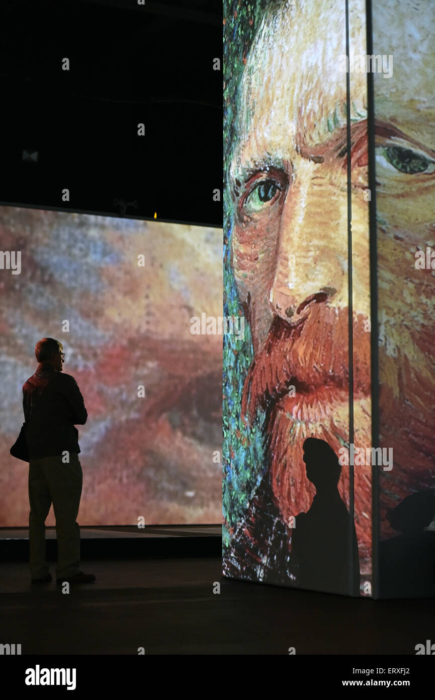 Berlin, Allemagne. 04 Juin, 2015. Un regard sur l'exposition 'Van Gogh' vivant à Berlin, Allemagne, 04 juin 2015. Les œuvres de Vincent van Gogh sont affichées à l'aide de projecteurs, des graphiques animés et surround-sound-systems. L'exposition à l'occasion du 125e anniversaire de la mort de Van Gogh se déroule du 21 mai au 01 novembre 2015 à Berlin. Photo : JENS KALAENE/dpa/Alamy Live News Banque D'Images