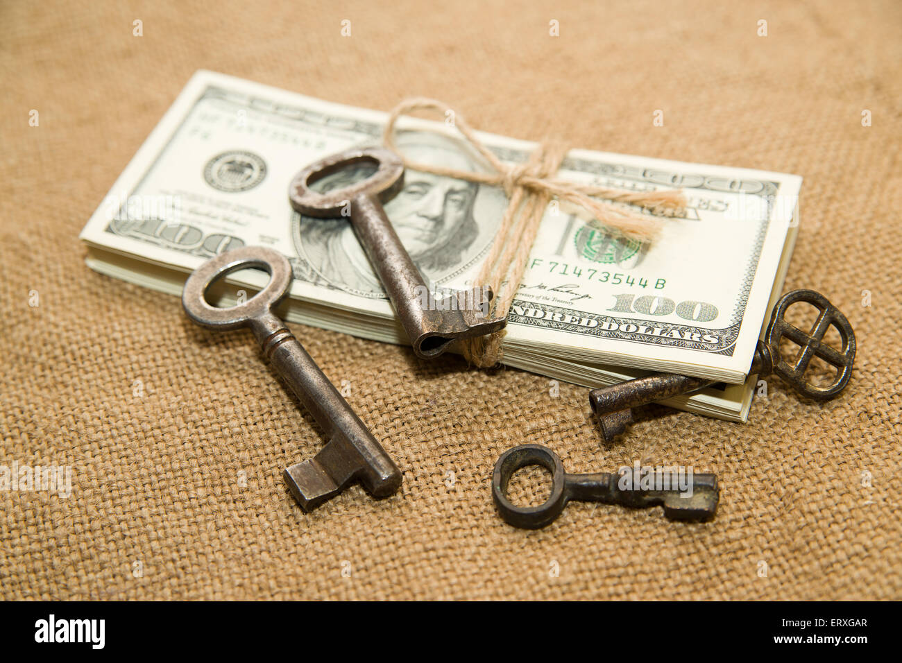 Un paquet de dollars attaché avec une corde et des clés dans le vieux tissu Banque D'Images