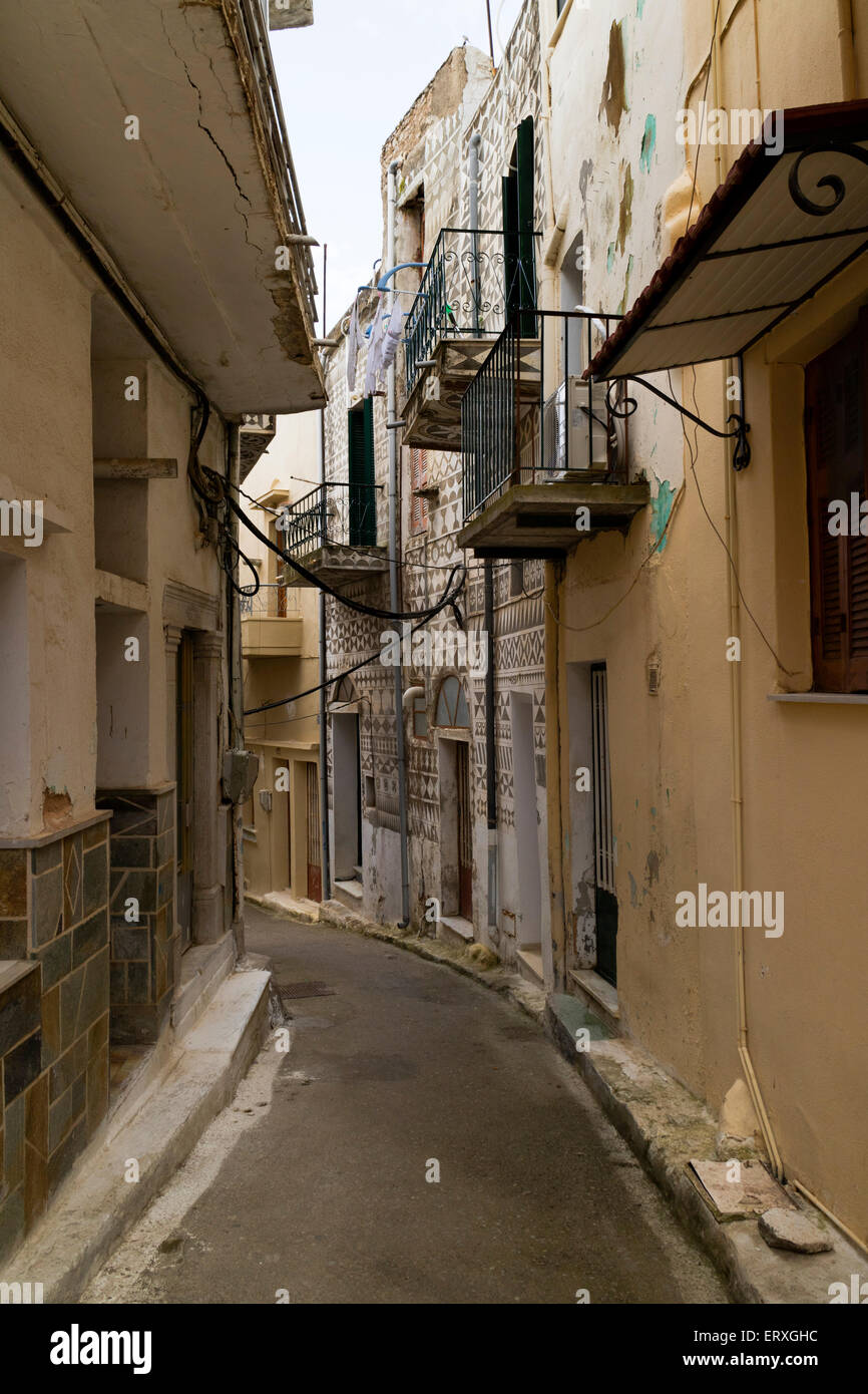 Petite allée dans le village de Pyrgi, sur l'île de Chios, Grèce Banque D'Images