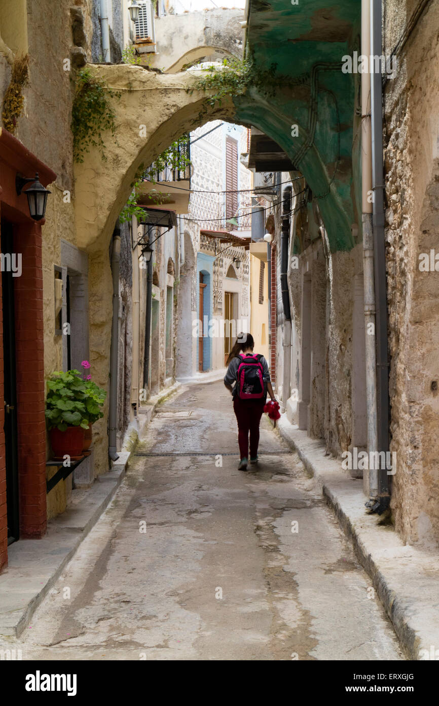 Petite allée dans le village de Pyrgi, sur l'île de Chios, Grèce Banque D'Images
