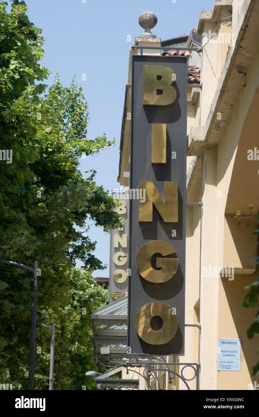 Les salles de jeu de bingo jeu de deux gros chers appelants appelant lingo Banque D'Images