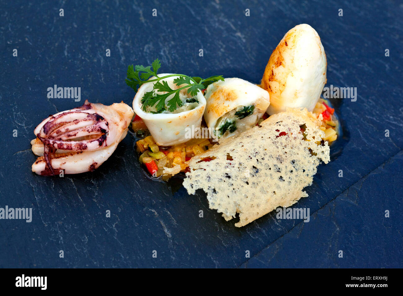 Calamar farci et légumes, copeaux de parmesan sur une ardoise Banque D'Images