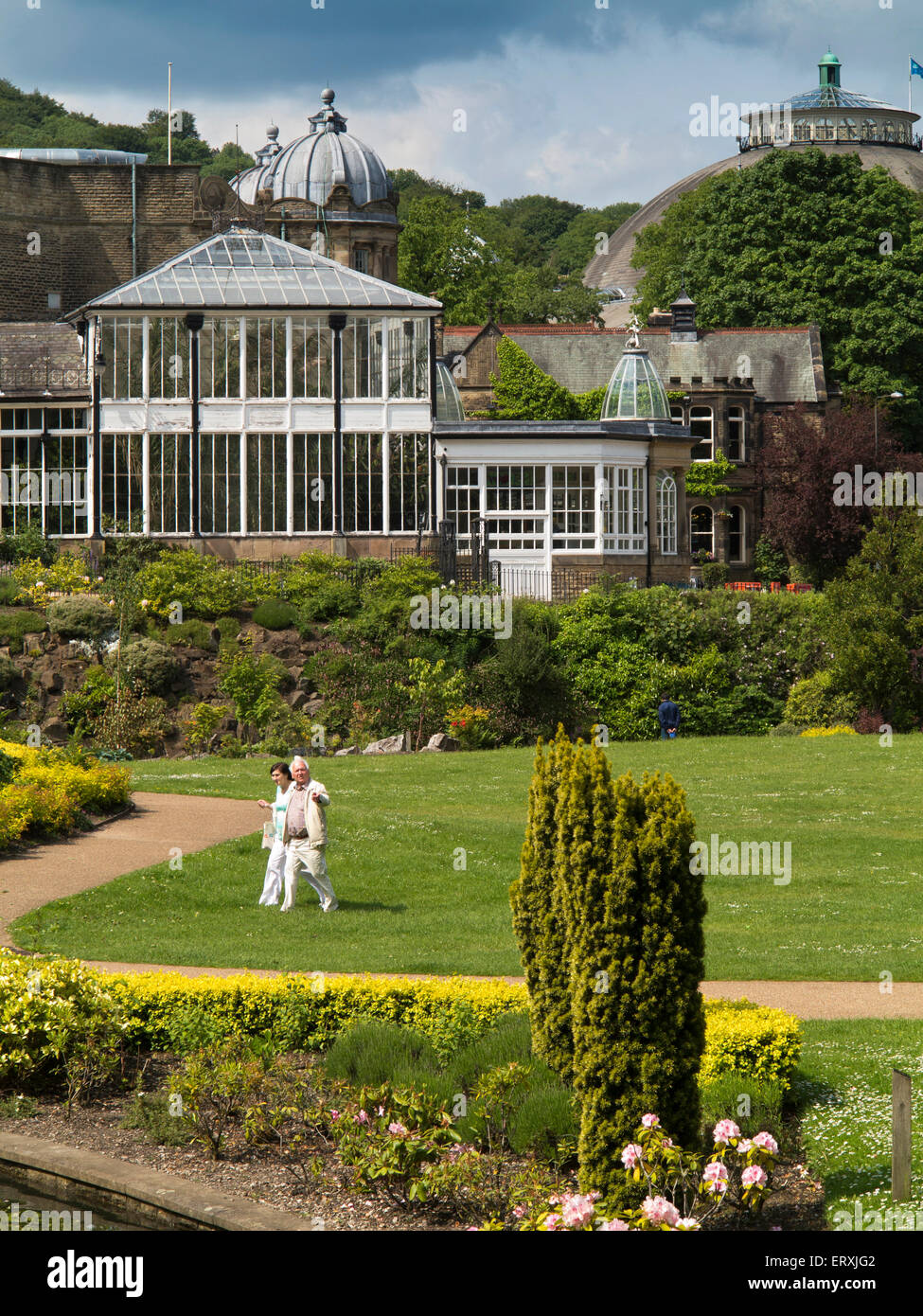 Royaume-uni, Angleterre, Derbyshire, Buxton, Pavilion Gardens, véranda et le dôme Banque D'Images