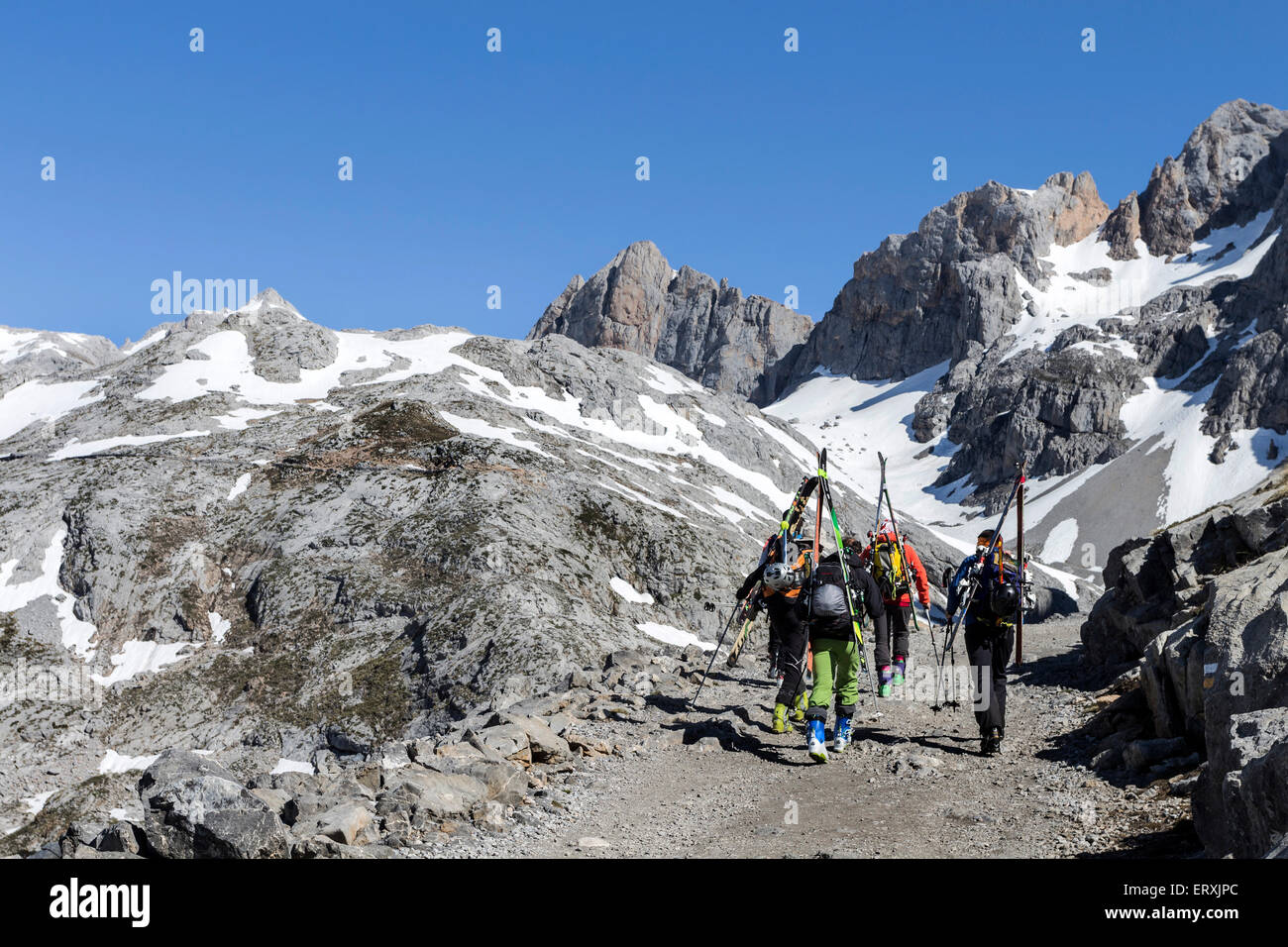 Ski alpinisme sur le PR 23 (La Vueltona) Voie entre câble et El Collado de Horcados Rojos, Picos de Europa Mountains, peut Banque D'Images