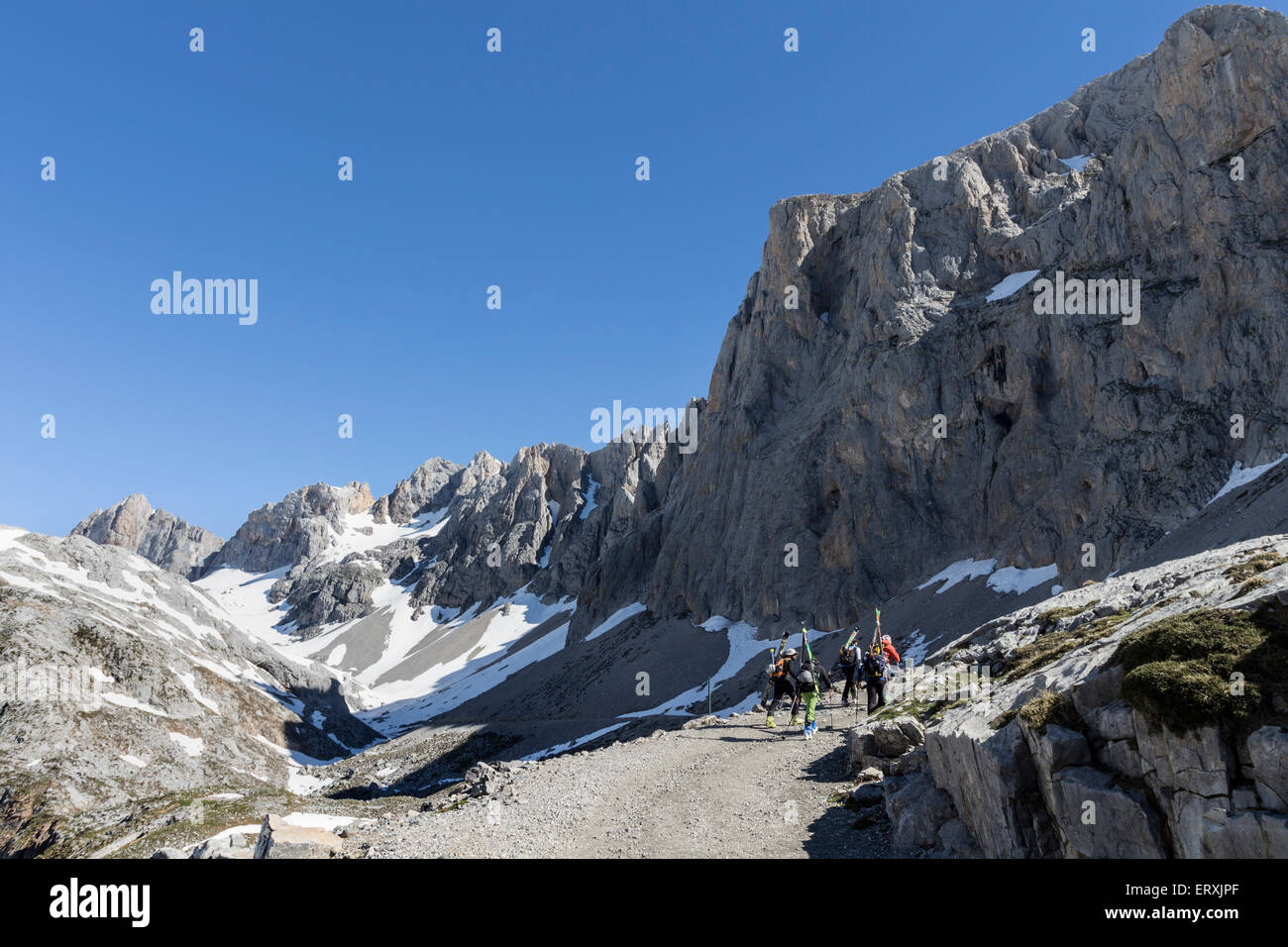 Ski alpinisme sur le PR 23 (La Vueltona) Voie entre câble et El Collado de Horcados Rojos, Picos de Europa Mountains, peut Banque D'Images