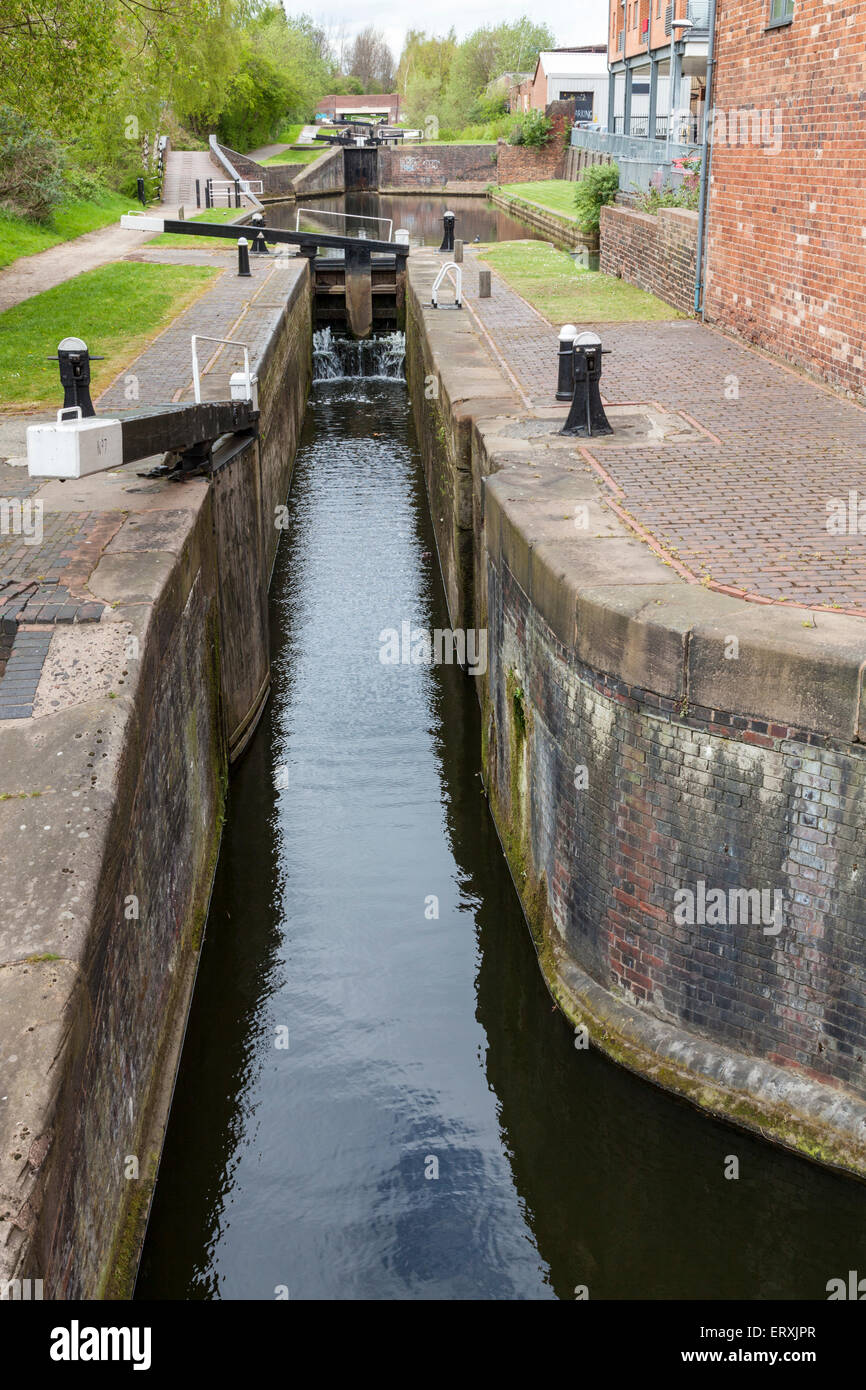 Nombre de verrouillage 7, avec la porte ouverte, l'une des nombreuses écluses étroites du canal, Direction générale de Walsall Walsall, West Midlands, England, UK Banque D'Images