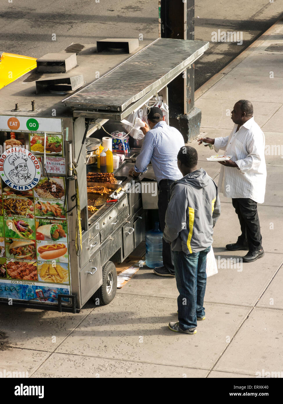 L'achat de nourriture au vendeur de rue, panier, le Bronx, NYC Banque D'Images