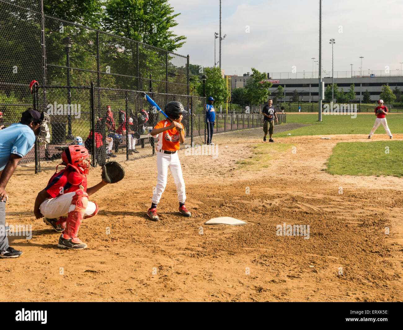 Les jeunes d'un match de baseball, Macombs Dam Park, le Bronx, New York, USA Banque D'Images