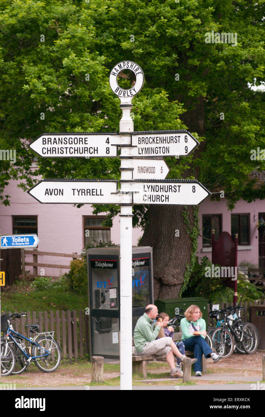 Villes et Villages Hampshire Road Sign directionnel Burley Hampshire UK Banque D'Images