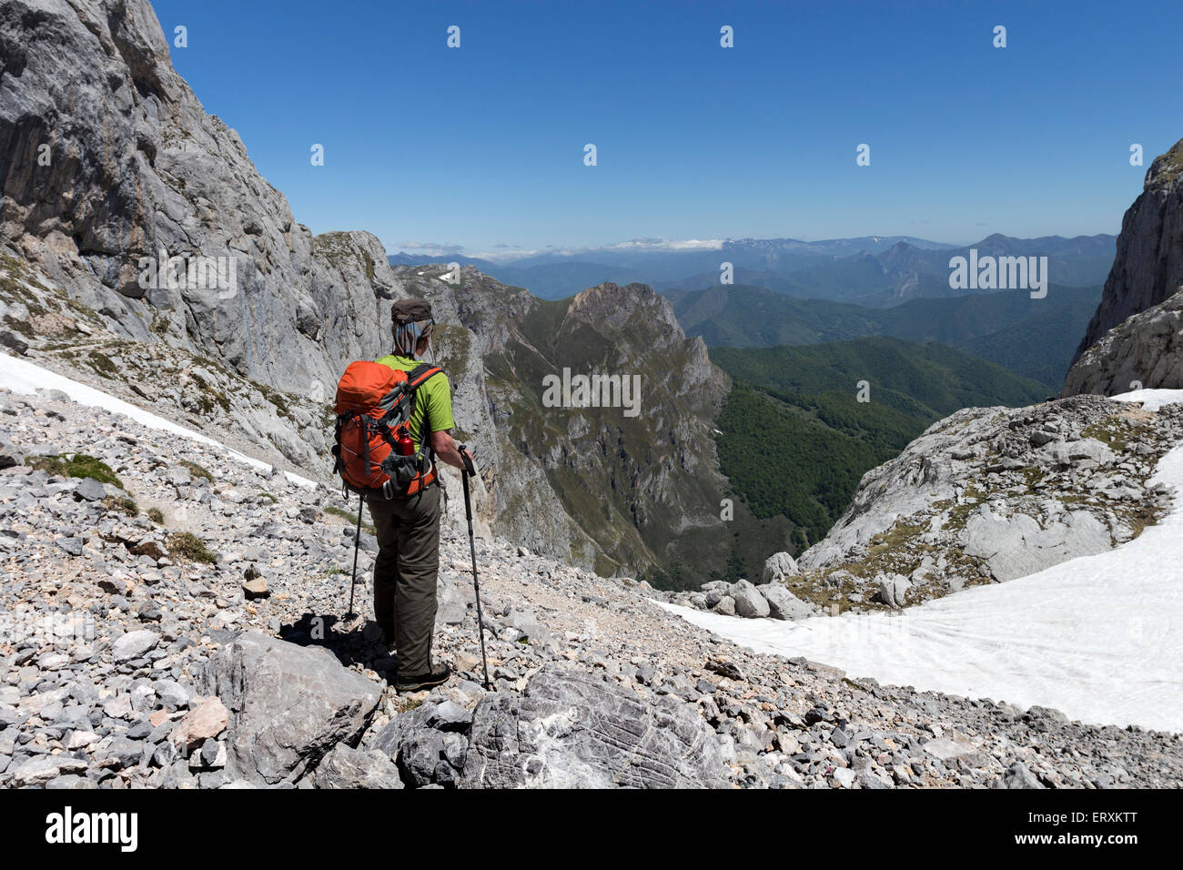 Randonneur dans le Collado de Liordes décent avec le chemin du Canal del Embudo ci-dessous, Fuenta De, des pics d''Europe, Espagne Banque D'Images