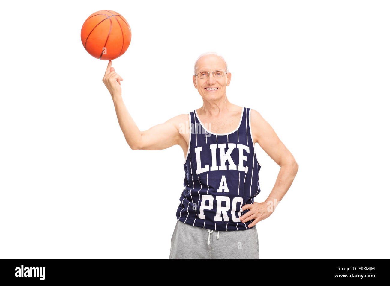 Man dans un maillot bleu marine la rotation d'un terrain de basket-ball sur son doigt et regardant la caméra isolé sur fond blanc Banque D'Images