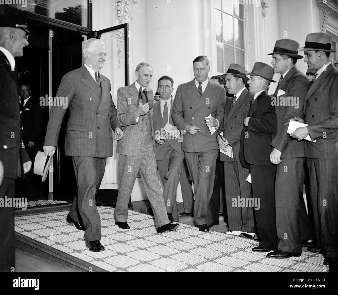 Henry Ford est illustré de quitter la Maison Blanche aujourd'hui avec le major Henry M. Cunningham, directeur de l'Alexandria, Virginie.O de la direction de la Ford Motor Company. Banque D'Images
