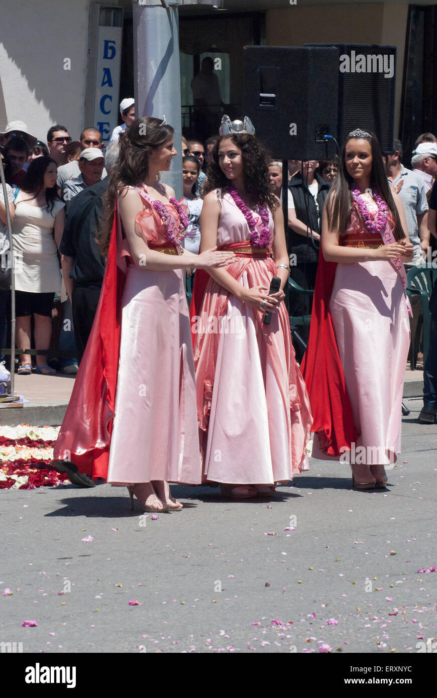 Princesses de Rose Rose Festival élu au cours de la ville de Kazanlak en bulgare Banque D'Images