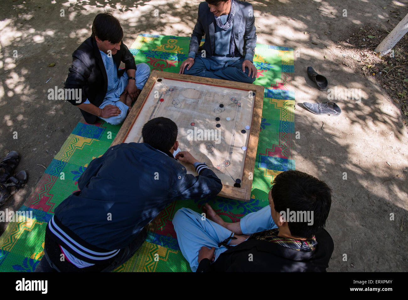 Les joueurs de carrom Babur's garden, Kaboul, Afghanistan. La ...