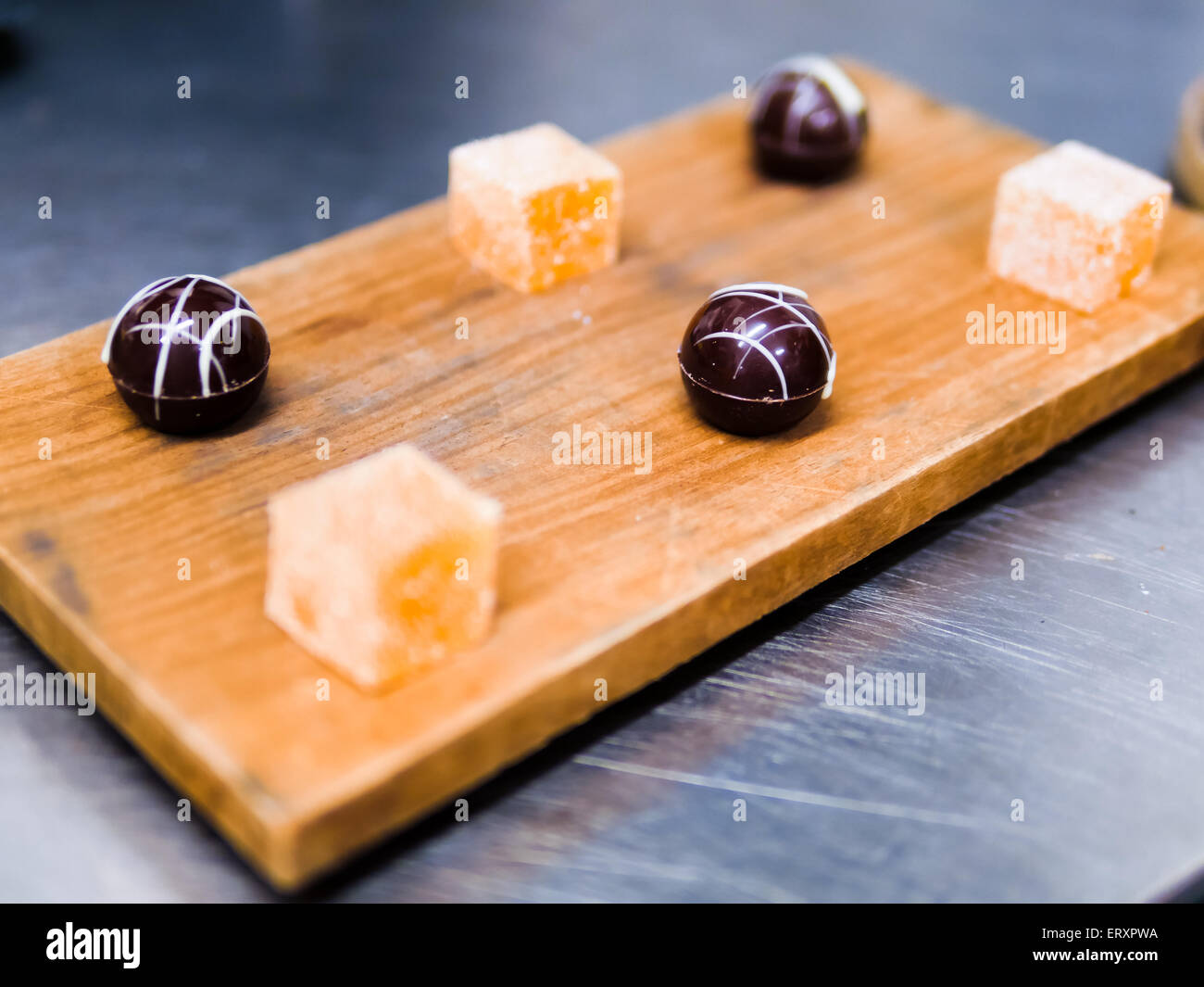 Tarte aux fruits de la Passion, Chi sur bois Pièces dessert au chocolat Banque D'Images