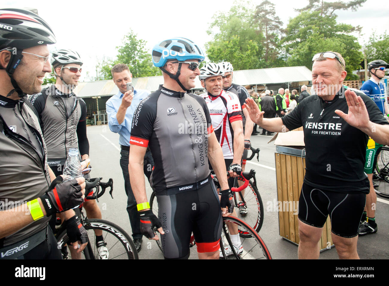 Lygby, Danemark. 9 juin, 2015. Leader danois Lars Loekke oppsition, Raasmussen (Venstre (lire : l'libéral) (R), est sur un tour de vélo avec 170 autres à Copenhague l'ours. Ici M. Rassmussen a parlé à freinds parmi les motards avant la course a commencé Crédit : OJPHOTOS/Alamy Live News Banque D'Images