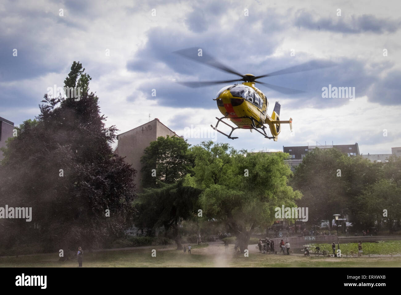 Mitte, Berlin, Allemagne. 9 juin,2015. Christoph RTH 31, un hélicoptère de sauvetage d'urgence médicale a atterri à Volkspark suis Weinbergsweg aujourd'hui pour traiter un patient. L'hélicoptère est exploité par l'ADAC (Allgemeine Deutsche Automobil Club) et transporte le pilote, un ambulancier et un médecin qui est basé à la Benjamin Franklin Campus de l'hôpital Charitè.Le service a été lancé en 1987 et 2500 environ et mène des opérations chaque année. C'est un spectacle rare dans le centre de Berlin où les hôpitaux sont facilement accessibles par la route à l'ambulance. Credit : Eden Breitz/Alamy Live News Banque D'Images