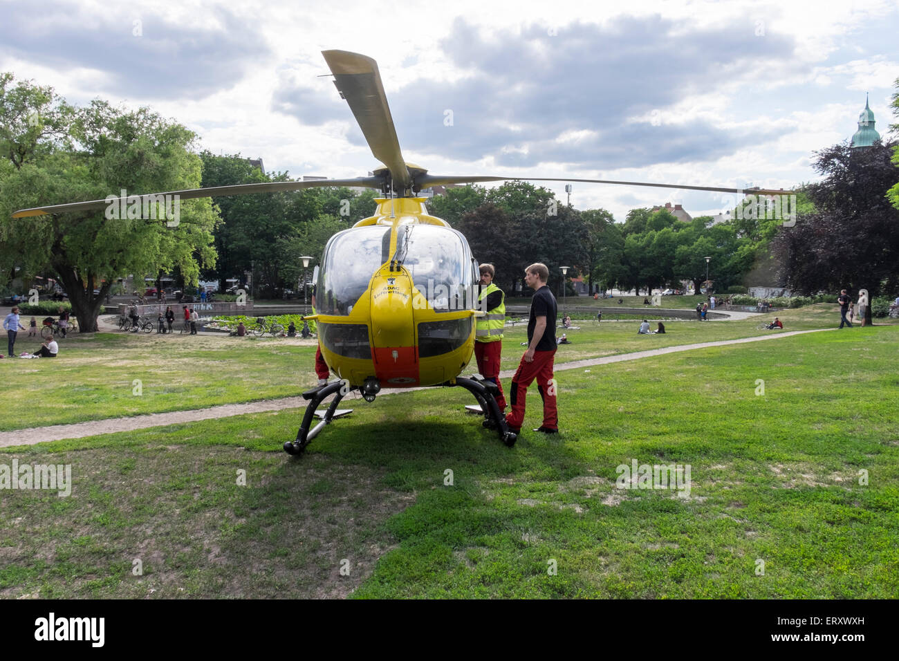 Mitte, Berlin, Allemagne. 9 juin,2015. Christoph RTH 31, un hélicoptère de sauvetage d'urgence médicale a atterri à Volkspark suis Weinbergsweg aujourd'hui pour traiter un patient. L'hélicoptère est exploité par l'ADAC (Allgemeine Deutsche Automobil Club) et transporte le pilote, un ambulancier et un médecin qui est basé à la Benjamin Franklin Campus de l'hôpital Charitè.Le service a été lancé en 1987 et 2500 environ et mène des opérations chaque année. C'est un spectacle rare dans le centre de Berlin où les hôpitaux sont facilement accessibles par la route à l'ambulance. Credit : Eden Breitz/Alamy Live News Banque D'Images