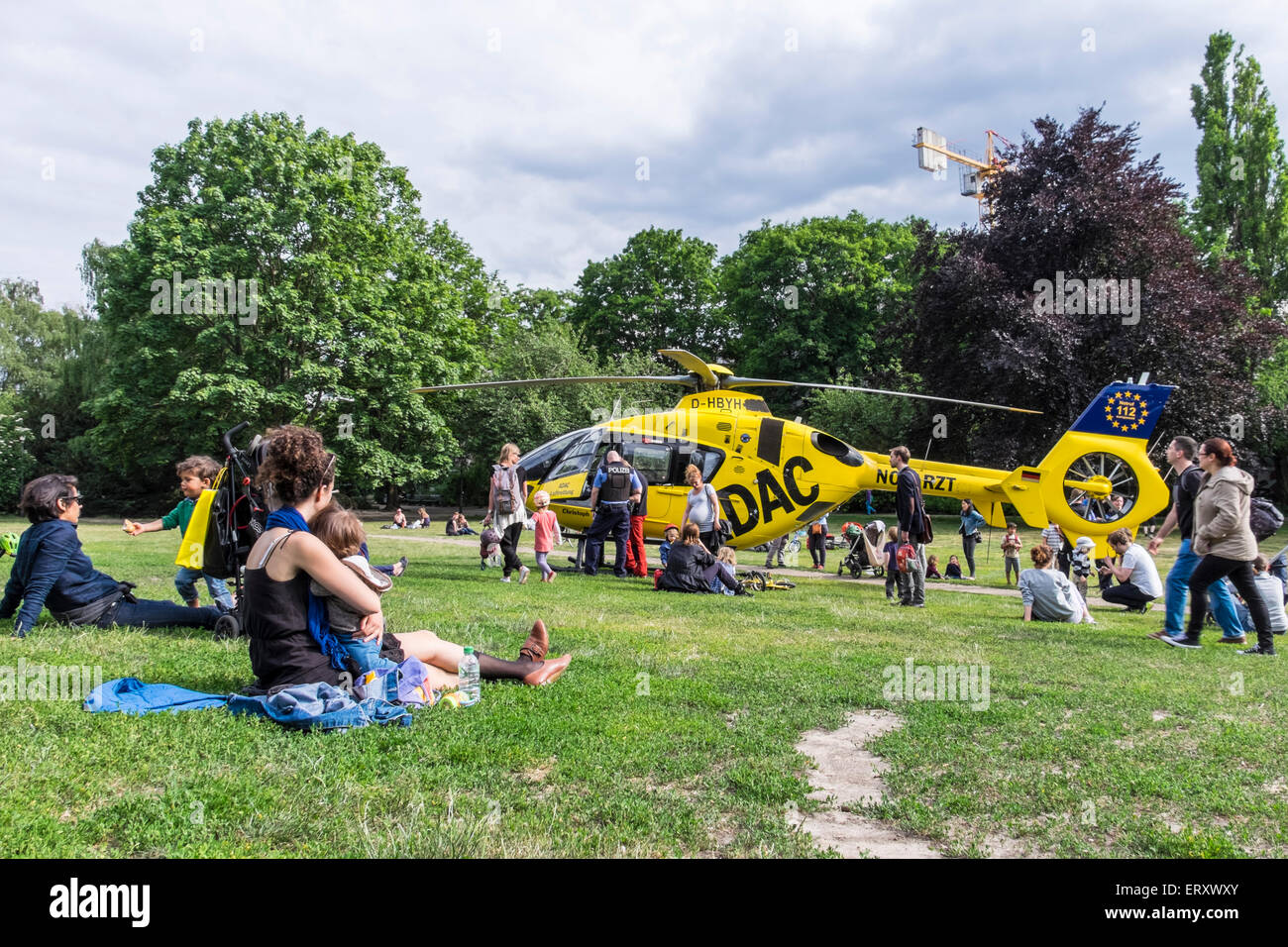 Mitte, Berlin, Allemagne. 9 juin,2015. Christoph RTH 31, un hélicoptère de sauvetage d'urgence médicale a atterri à Volkspark suis Weinbergsweg aujourd'hui pour traiter un patient. L'hélicoptère est exploité par l'ADAC (Allgemeine Deutsche Automobil Club) et transporte le pilote, un ambulancier et un médecin qui est basé à la Benjamin Franklin Campus de l'hôpital Charitè.Le service a été lancé en 1987 et 2500 environ et mène des opérations chaque année. C'est un spectacle rare dans le centre de Berlin où les hôpitaux sont facilement accessibles par la route à l'ambulance. Credit : Eden Breitz/Alamy Live News Banque D'Images