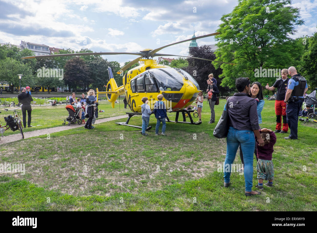 Mitte, Berlin, Allemagne. 9 juin,2015. Christoph RTH 31, un hélicoptère de sauvetage d'urgence médicale a atterri à Volkspark suis Weinbergsweg aujourd'hui pour traiter un patient. L'hélicoptère est exploité par l'ADAC (Allgemeine Deutsche Automobil Club) et transporte le pilote, un ambulancier et un médecin qui est basé à la Benjamin Franklin Campus de l'hôpital Charitè.Le service a été lancé en 1987 et 2500 environ et mène des opérations chaque année. C'est un spectacle rare dans le centre de Berlin où les hôpitaux sont facilement accessibles par la route à l'ambulance. Credit : Eden Breitz/Alamy Live News Banque D'Images