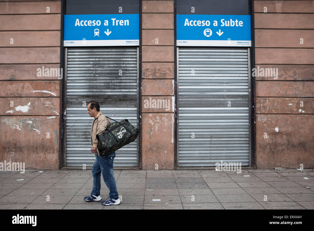 (150609) -- BUENOS AIRES, 9 juin 2015 (Xinhua) -- un homme marche devant une entrée de la gare fermée au cours de la journée de grève nationale des transports et plusieurs d'autres services publics, à Buenos Aires, Argentine, le 9 juin 2015. (Xinhua/Martin Zabala) (jg) Banque D'Images