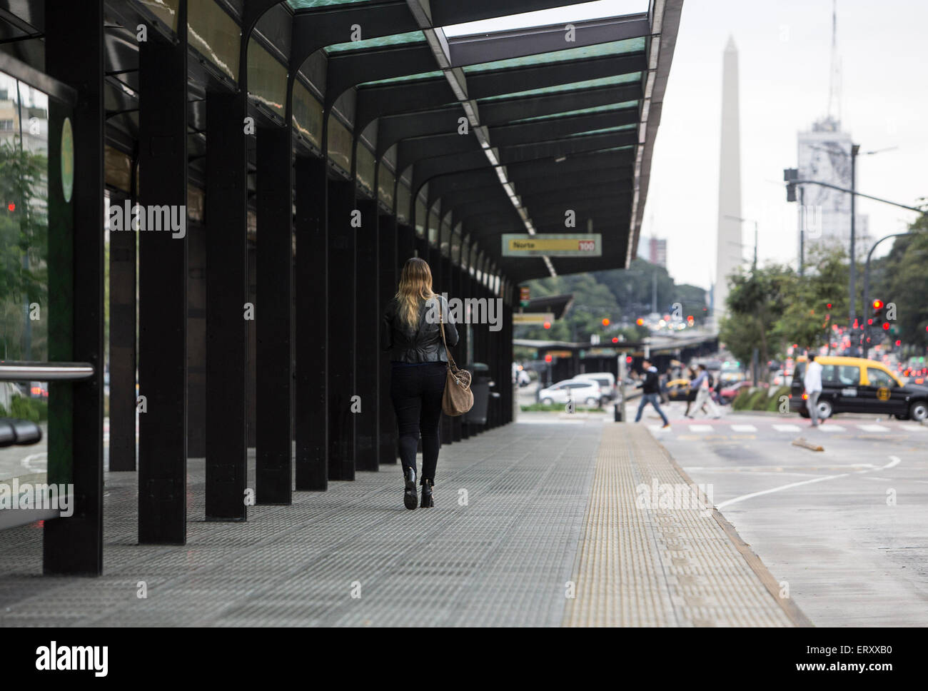 (150609) -- BUENOS AIRES, 9 juin 2015 (Xinhua) -- une femme marche à travers une station de bus qui reste déserté pendant la journée de grève nationale des transports et plusieurs d'autres services publics, à Buenos Aires, Argentine, le 9 juin 2015. (Xinhua/Martin Zabala) (jg) Banque D'Images